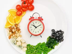 Table comparing 12:12 and 16:8 fasting schedules with sample Indian meal timings