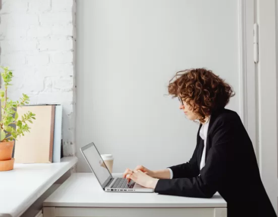 A desk worker demonstrating the proper chair and monitor setup, following the Posture Correction Guide for Desk Workers.