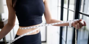 An image showing an arrow pointing to a slim waistline, achieved using Top 8 High-Fiber Foods for Weight Loss (Indian Diet)