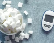A balanced plate of vegetables and lean protein, illustrating the dietary Steps to Reduce High Blood Sugar.