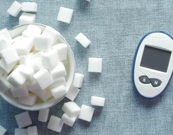 A balanced plate of vegetables and lean protein, illustrating the dietary Steps to Reduce High Blood Sugar.