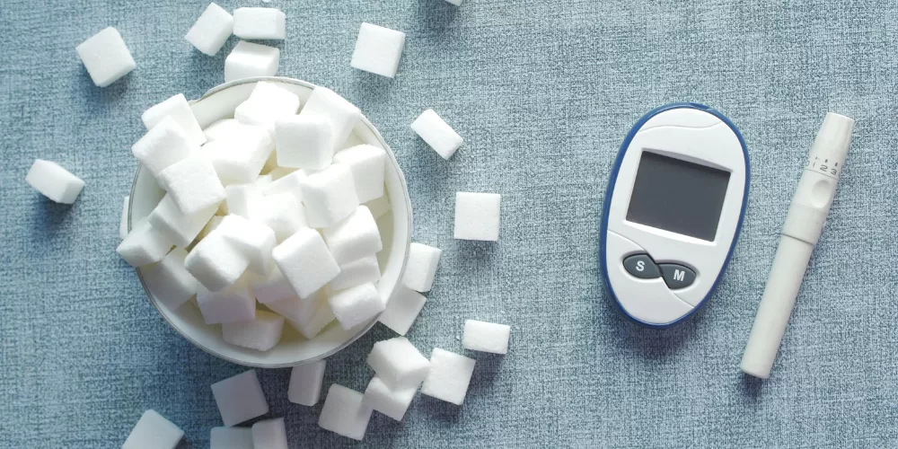 A balanced plate of vegetables and lean protein, illustrating the dietary Steps to Reduce High Blood Sugar.