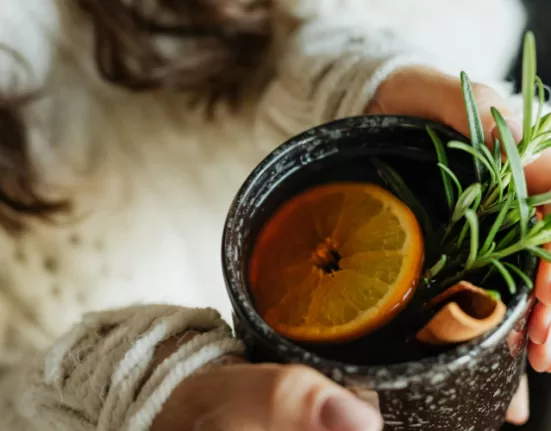 A selection of roots and leaves: Ashwagandha and Ginseng, key Natural Herbs for Boosting Energy.