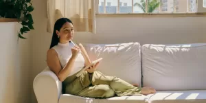 An illustration of a busy, chaotic mind being silenced by a single point of focus, achieved through Mindfulness Hacks for Overthinking.